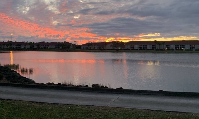 Naples Apartment | Beautiful Sunset on Golf course 20 minutes from Beach