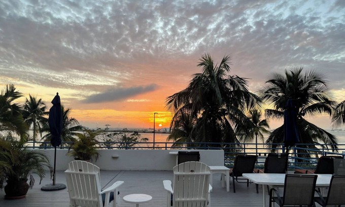 Truman Annex Condo | Beautiful sunsets! Harbour Place, Truman Annex. Walk or bike to everything!
