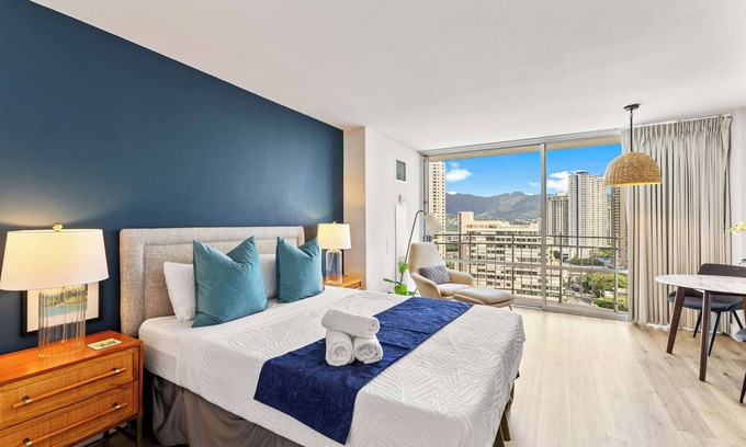 Waikiki Apartment | Beautiful Top Floor Waikiki Studio! Walk to Beach!
