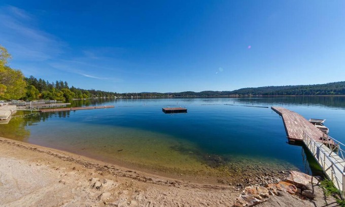 Valley House | Beautiful Triplex Unit With Spectacular Lake View!