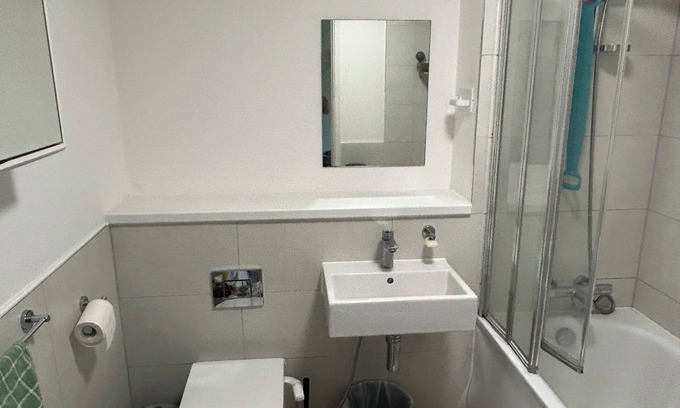 Eastleigh Apartment | Beautiful two bedroom apartment close to Southampton airport and train station