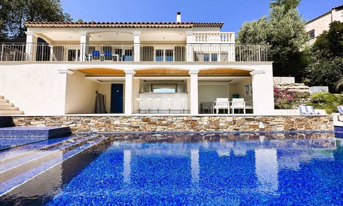 La Londe-les-Maures House | Beautiful villa for 6 people with a large infinity pool and sea view in La Londe-les-Maures