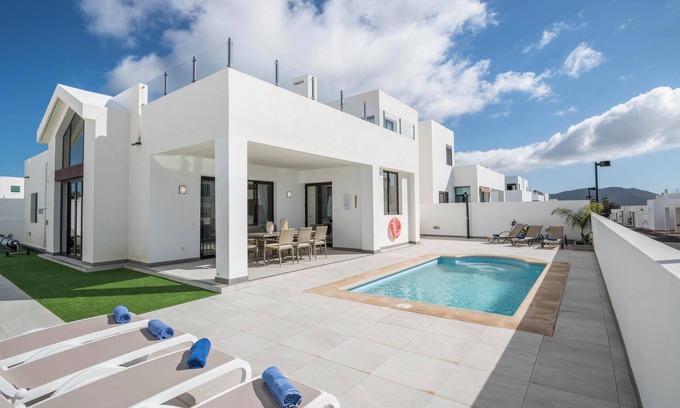 Playa Blanca Villa | Beautiful Vacation Home "Casa Dubh Linn" with Pool