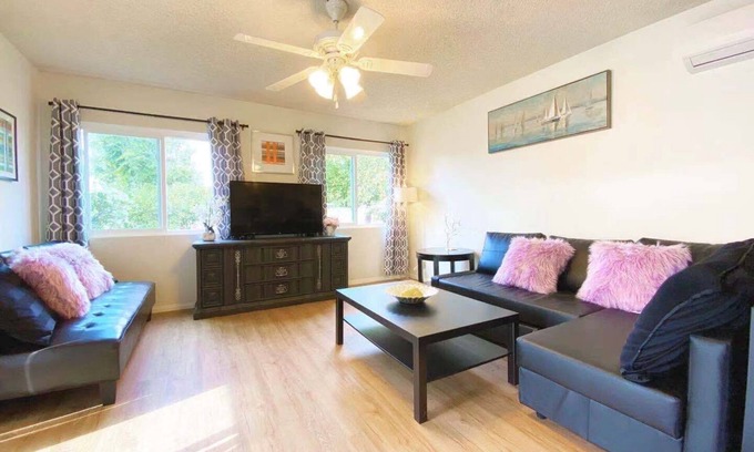 Southwest Anaheim House | ☀️🎈Beautiful vacation home near Disneyland & Knotts