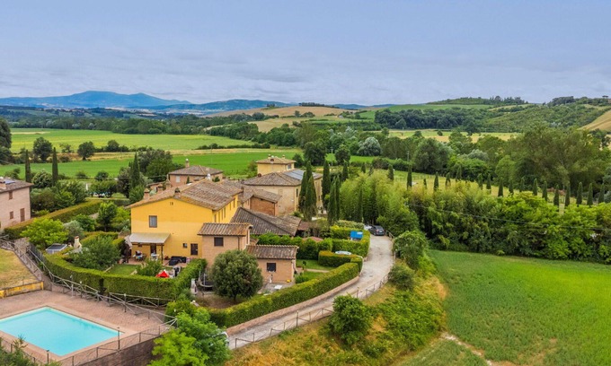 Monteroni d'Arbia House | Beautiful villa for 4 people with pool, WIFI, A/C, TV, patio, pets allowed and panoramic view
