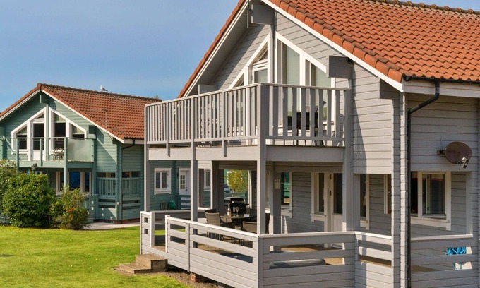 Hopton House | Beautiful villa for 4 guests with hot tub, WIFI and balcony