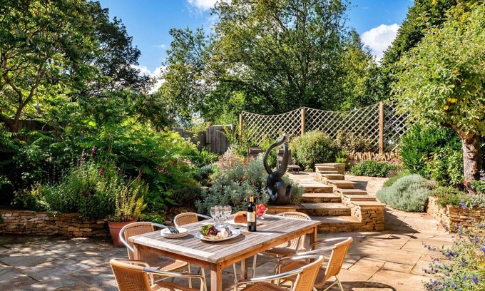 Kingham House | Beautiful villa for 6 guests with WIFI, pool and pets allowed