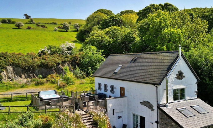 Eglwysbach House | Beautiful villa for 7 people with hot tub, WIFI and terrace