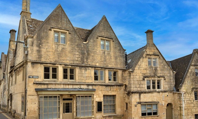 Painswick House | Beautiful villa for 19 guests with WIFI, pool, TV and pets allowed