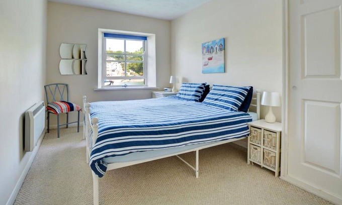 Fowey Villa | Beautiful villa for 2 guests with WIFI, TV and balcony