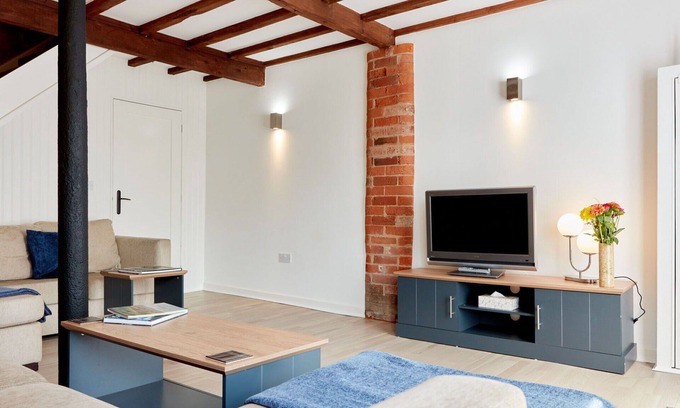 Dalbury Lees House | Beautiful villa for 4 guests with hot tub, WIFI and TV