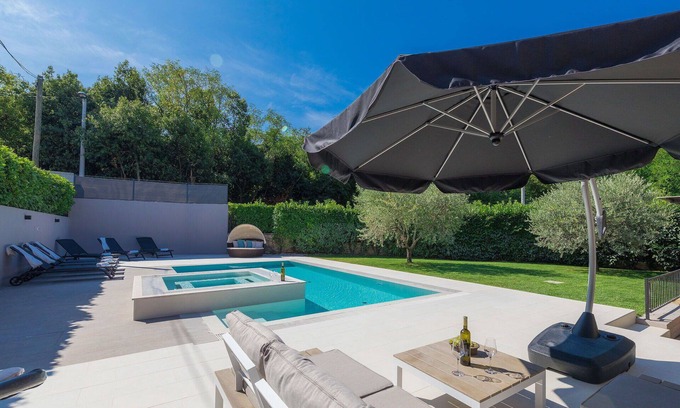 Cepljani House | Beautiful villa for 4 people with hot tub, A/C, private pool, WIFI, TV, terrace and parking