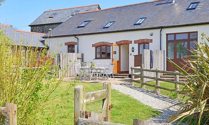 Hartland House | Beautiful villa for 6 guests with WIFI, pets allowed and parking