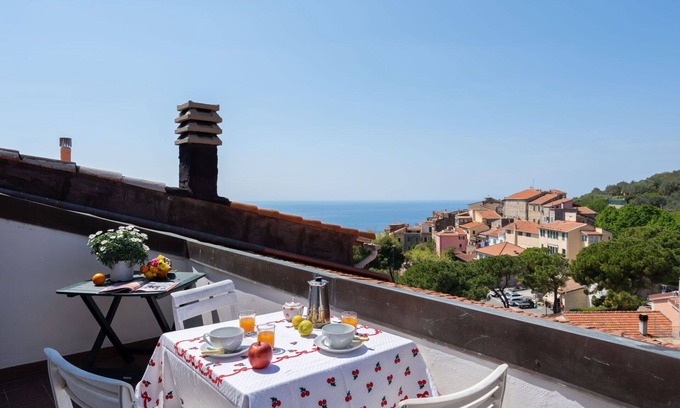 Cipressa House | Beautiful villa for 6 guests with TV, terrace and panoramic view