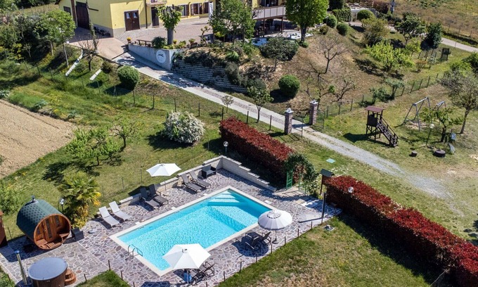 Asti House | Beautiful villa for 6 people with pool, WIFI, TV, patio, pets allowed and parking