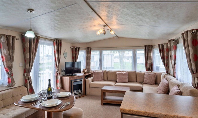 Helston House | Beautiful villa for 6 guests with WIFI, pool, terrace and pets allowed