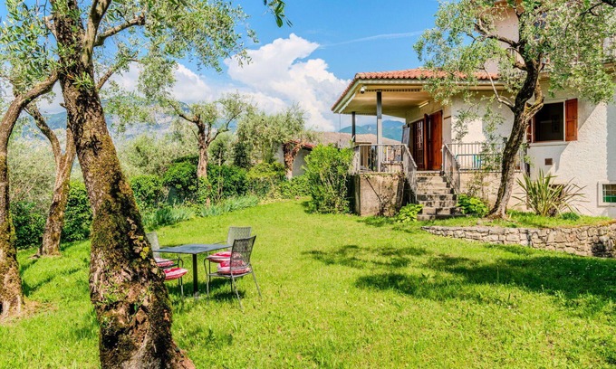 Malcesine Villa | Beautiful villa for 4 guests with WIFI, A/C, TV, patio and pets allowed