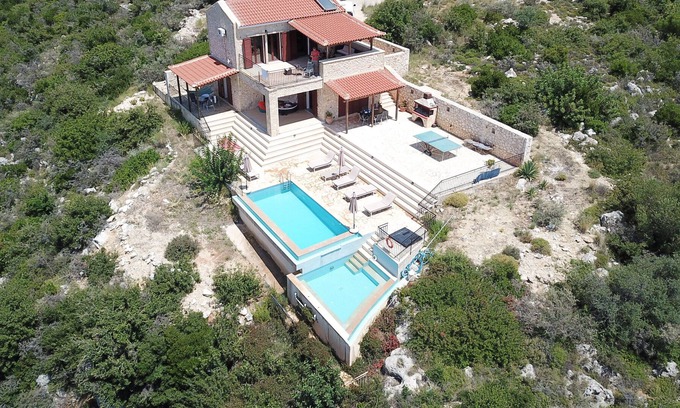 Kateleios Villa | Beautiful villa in a totally stunning location over looking sandy beach.