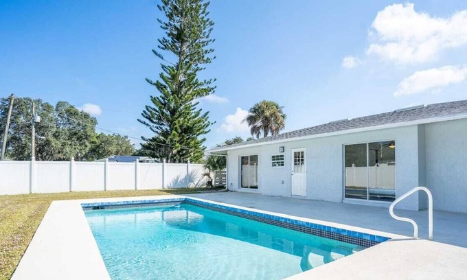 Braden River House | Beautiful Villa w/ a Private Pool near Siesta Key