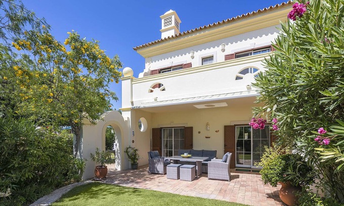 Almancil House | Beautiful villa with garden and Jacuzzi in stunning location