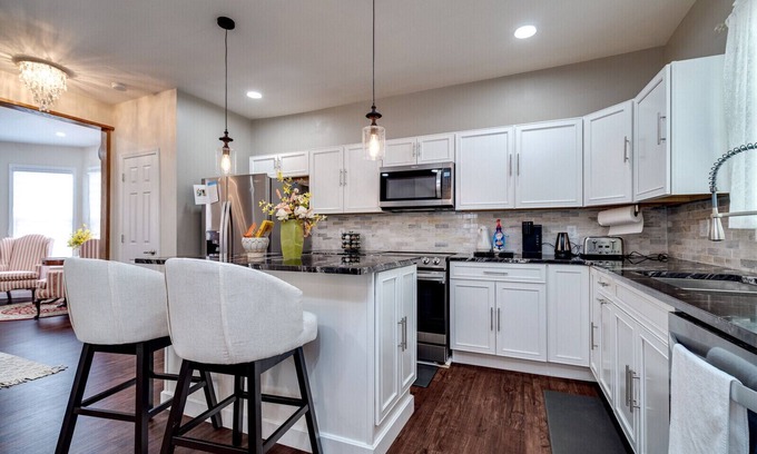 Dayton House | Beautiful Walnut Home 4bed/bathrooms with Private Parking