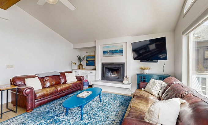 Tahoe Keys House | Beautiful water view home with access to bikes & kayaks - in a great location