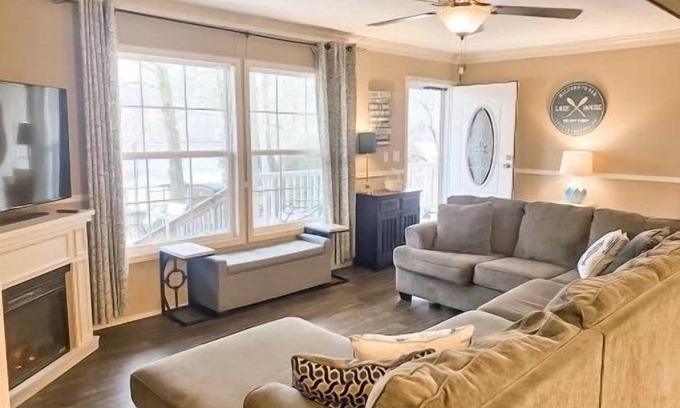 Jones Mills House | Beautiful Waterfront 3 Bed/2 bath Hideaway. GREAT FLAT YARD!
