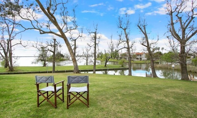 Mulwala House | Beautiful waterfront townhouse on Lake Mulwala with a tropical feel.