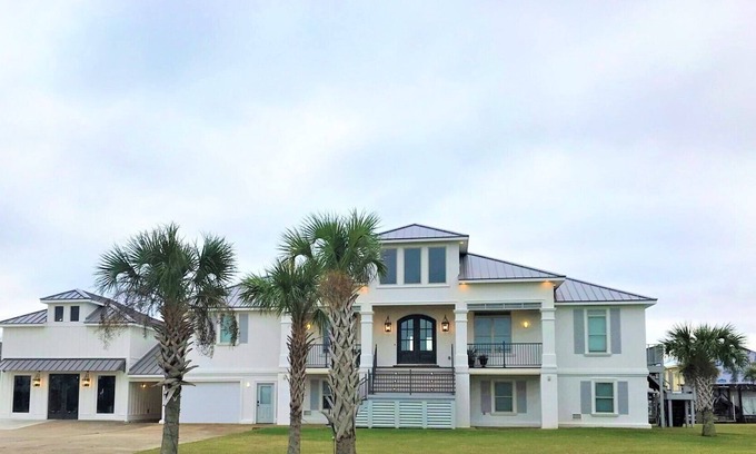 Hackberry House | BEAUTIFUL WATERFRONT HOME WITH BOATHOUSE AND HUGE PORCHES!