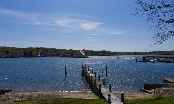 Portsmouth House | Beautiful Waterfront Home, Beach and Dock