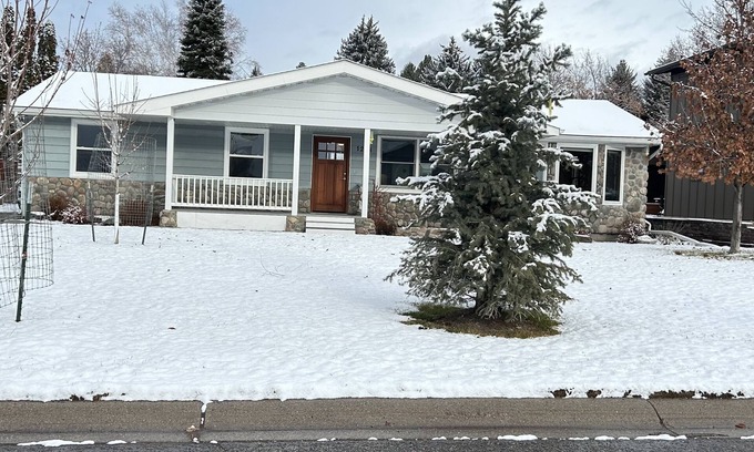 Upper Rattlesnake House | Beautiful Winter Wonderland