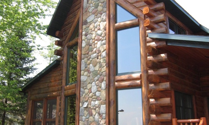 Shawano House | Beautiful Wisconsin Lake-front Log Home (sleeps 6-8)