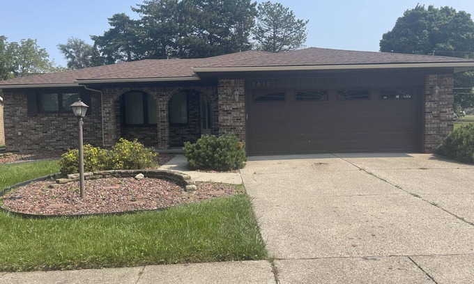 Sterling Heights House | Beautiful10-12 people 6 queen bed 4 bedroom private location