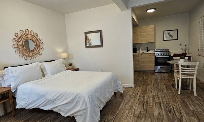 Prescott Apartment | Beautifull Renovated Designer Staged Studio Close to Bart and Prescott Market
