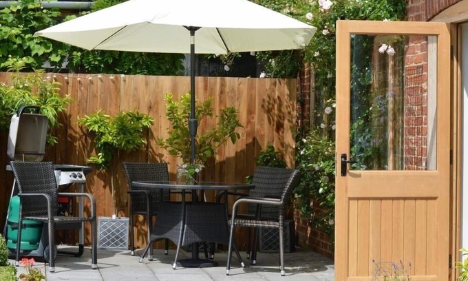 Irstead Cottage | Beautifully appointed garden cottage with hot tub