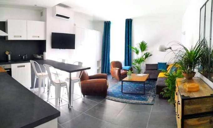 Old Town Apartment | Beautifully Bright Apartment in Old Town Saint-Tropez
