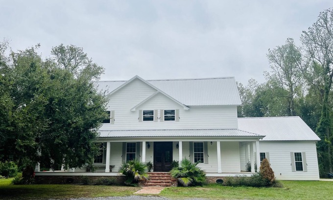 Milton House | Beautifully built farmhouse on the Vermilion river in Cajun Country!