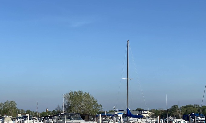 Port Clinton Condo | Beautifully Decorated Condo with a waterfront view - 5 min from Jet Express! nn