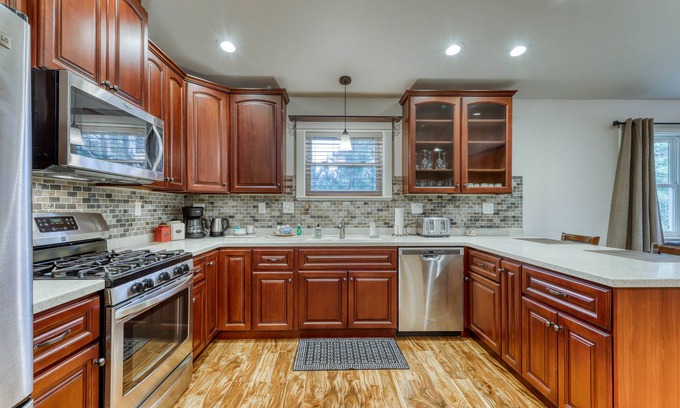 Humboldt Hill House | Beautifully-decorated home w/new appliances - close to shopping & the redwoods
