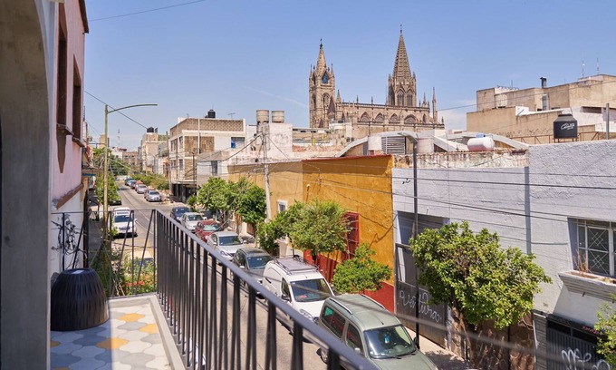 Americana Apartment | Beautifully Renovated With Spectacular View to El Expiatorio