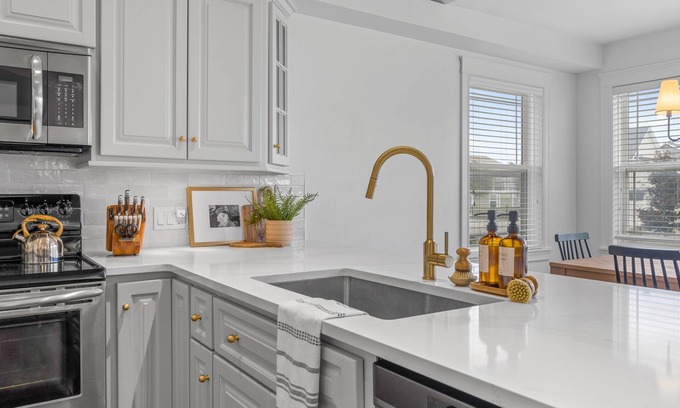 Stratford House | Beautifully styled, large home just minutes to downtown, Kinlock Beach and Golf!