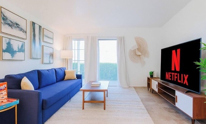 South Scottsdale Apartment | Beauty 1BR 1B w/Pool! Walk to MALL & BARS