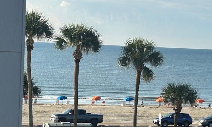 Galveston Condo | BEAUTY AND THE BEACH TOP FLOOR CONDO WITH ELEVATOR, GULF VIEWS