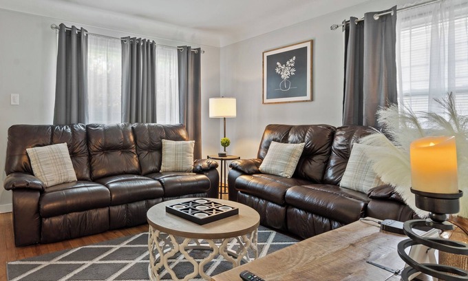 Royal Oak House | Beauty on Main Street! Long/short stays. Fully stocked.Very clean! Entire house!