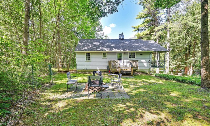 Sherwood Forest House | Becket Home w/3-Season Porch: Walk to Lake Access