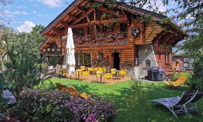 Le Praz Bed & Breakfast | Bed and Breakfast 'Carline' with Mountain View, Shared Terrace and Wi-Fi