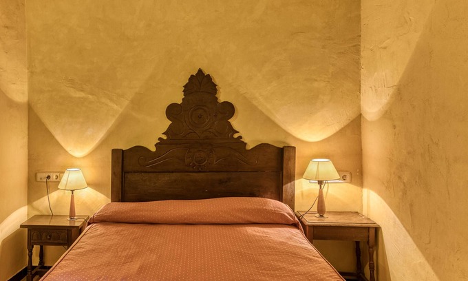 Serra de Daro Bed & Breakfast | Bed and Breakfast 'Sant Iscle' with Shared Pool, Wi-Fi and Air Conditioning