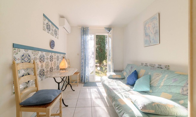 Saint-Cyprien Bed & Breakfast | Bed and Breakfast 'Chambre Deluxe' with Shared Garden