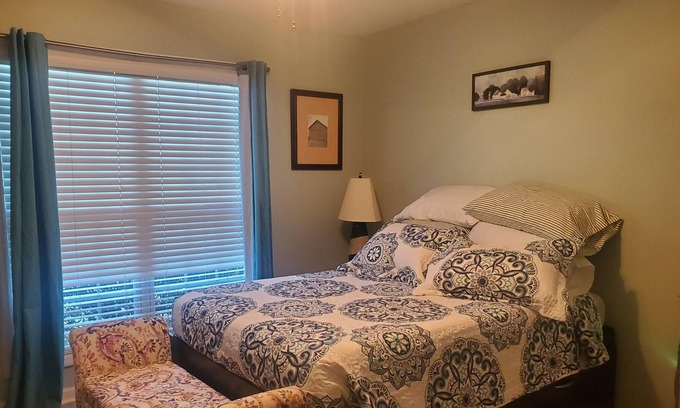 Midland House | Bed and Breakfast Personal Chef (Mudroom)