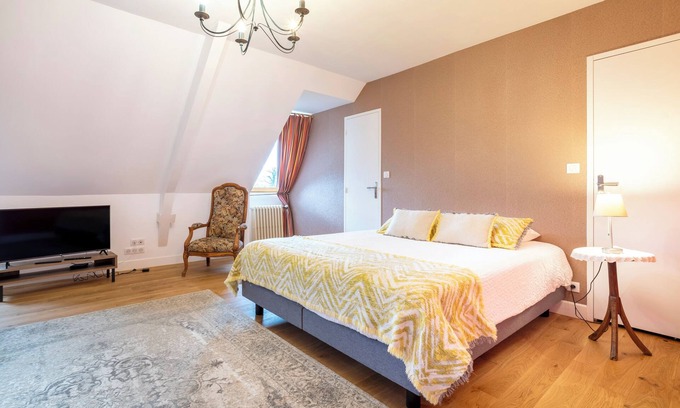 Concarneau Bed & Breakfast | Bed and Breakfast 'Suite L'Appartement Ninon De Lenclos' with Shared Terrace, Shared Garden and Wi-Fi